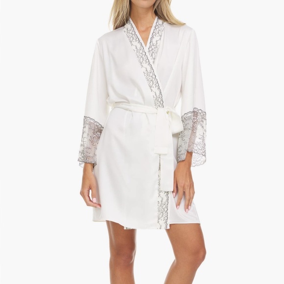 Flora Nikrooz Other - Flora Nikrooz white lace satin wrap robe